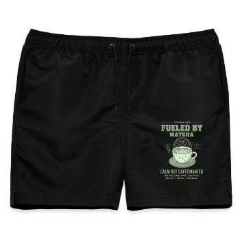 Angetrieben von Matcha Calm, aber koffeinhaltigem grünem Tee - Männer Badeshorts - Schwarz - Vorne - AI Model Male 178 light (178cm)