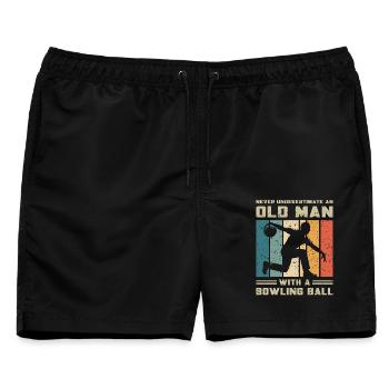 Unterschätze Nie Alten Mann Mit Einer Bowlingkugel - Männer Badeshorts - Schwarz - Vorne - AI Model Male 178 light (178cm)
