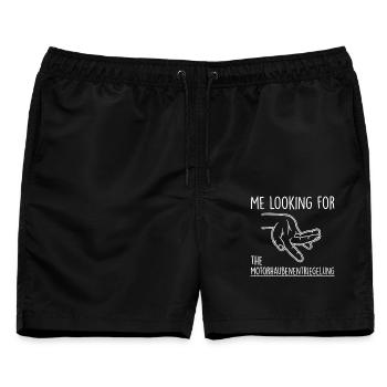 Ich Suche Die Motorhaubenentriegelung - Männer Badeshorts - Schwarz - Vorne - AI Model Male 178 light (178cm)