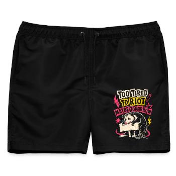 Too Tired to Riot – Müder Punk-Ratten-Spruch - Männer Badeshorts - Schwarz - Vorne - AI Model Male 178 light (178cm)