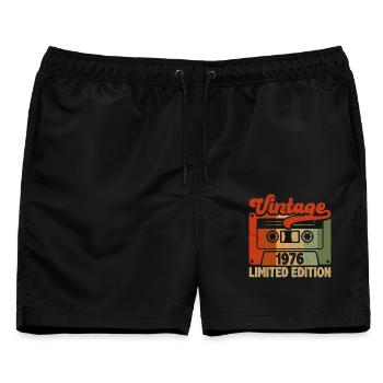 Jubiläums-Limited Edition Vintage-Kassette 1976 - Männer Badeshorts - Schwarz - Vorne - AI Model Male 178 light (178cm)