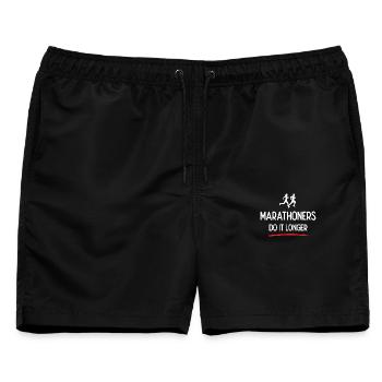 Marathonläufer machen es länger - Männer Badeshorts - Schwarz - Vorne - AI Model Male 178 light (178cm)