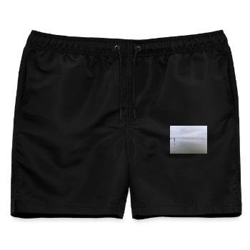 Stiller Meeresufer mit Himmelreflexion - Männer Badeshorts - Schwarz - Vorne - AI Model Male 178 light (178cm)