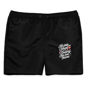 Er hat mein Herz gestohlen, ich klaue seinen Nachnamen - Männer Badeshorts - Schwarz - Vorne - AI Model Male 178 light (178cm)