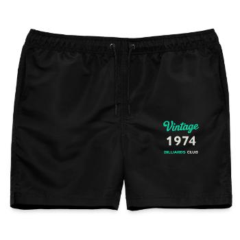 Vintage 1974 – Billiards Club Retro Geburtsjahr - Männer Badeshorts - Schwarz - Vorne - AI Model Male 178 light (178cm)