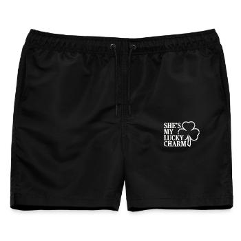 Sie ist mein Glücksbringer-Kleeblatt - Männer Badeshorts - Schwarz - Vorne - AI Model Male 178 light (178cm)
