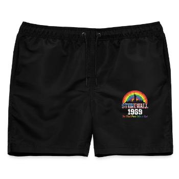LGBTQ Stonewall 1969 – Der erste Pride war ein Aufruhr - Männer Badeshorts - Schwarz - Vorne - AI Model Male 178 light (178cm)