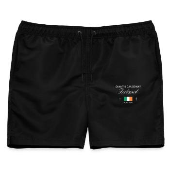 Giant’s Causeway Nordirland Koordinaten Souvenir - Männer Badeshorts - Schwarz - Vorne - AI Model Male 178 light (178cm)