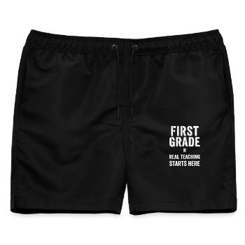 Hier beginnt der richtige Unterricht der ersten Klasse - Männer Badeshorts - Schwarz - Vorne - AI Model Male 178 light (178cm)