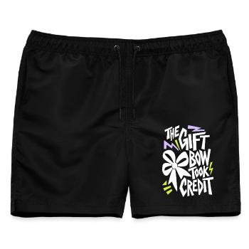 Geschenkschleife – The Gift Bow Took Credit - Männer Badeshorts - Schwarz - Vorne - AI Model Male 178 light (178cm)