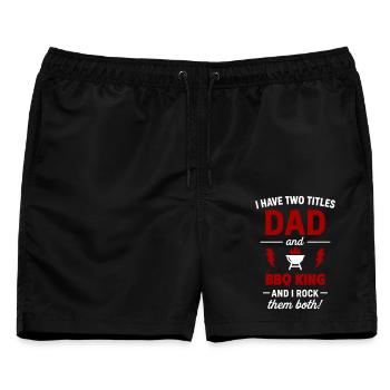 Dad King Of Barbecue Zwei Titel - Männer Badeshorts - Schwarz - Vorne - AI Model Male 178 light (178cm)