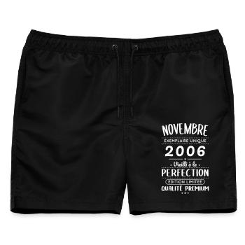 20-jähriges Jubiläum – November 2006 Perfektion - Männer Badeshorts - Schwarz - Vorne - AI Model Male 178 light (178cm)