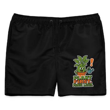 Plant First Panic Later – Pflanzen Humor - Männer Badeshorts - Schwarz - Vorne - AI Model Male 178 light (178cm)