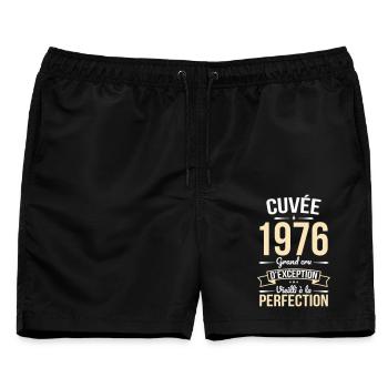 1976 – Perfekt gereift - Männer Badeshorts - Schwarz - Vorne - AI Model Male 178 light (178cm)