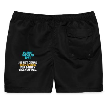 Du bist genau rechtzeitig für deinen eigenen Weg - Männer Badeshorts - Schwarz - Hinten - AI Model Male 178 light (178cm)