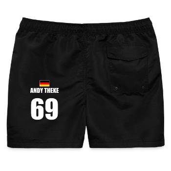 Malle 2026 Andy Theke Lustiges Malle Trikot Design - Männer Badeshorts - Schwarz - Hinten - AI Model Male 178 light (178cm)