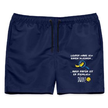Klein aber dünn – witziges Shirt für JGA - Männer Badeshorts - Navy - Vorne - AI Model Male 178 light (178cm)