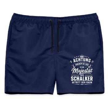 Schalker Fan Geschenk Achtung seine Majestät... - Männer Badeshorts - Navy - Vorne - AI Model Male 178 light (178cm)