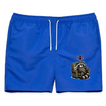 Kaffee liebender Waschbär im Sessel - Männer Badeshorts - Royalblau - Vorne - AI Model Male 178 light (178cm)