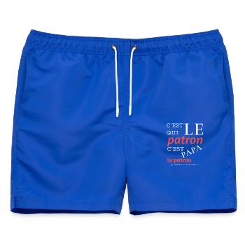 C’est qui le patron ? C’est papa !–Design humour - Männer Badeshorts - Royalblau - Vorne - AI Model Male 178 light (178cm)