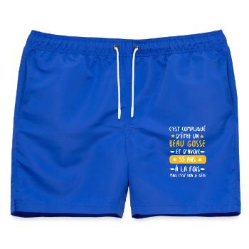 Es ist kompliziert, ein gutaussehender Junge zu sein und 55 zu sein - Männer Badeshorts - Royalblau - Vorne - AI Model Male 178 light (178cm)