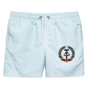 DEUTSCHES ARBEITERWAPPEN OSSI OSTALGIE DDR - Männer Badeshorts - hellblau gestreift - Vorne - AI Model Male 178 light (178cm)