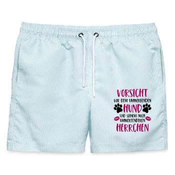 Vorsicht vor dem umwerfenden Hund Version Herrchen - Männer Badeshorts - hellblau gestreift - Vorne - AI Model Male 178 light (178cm)
