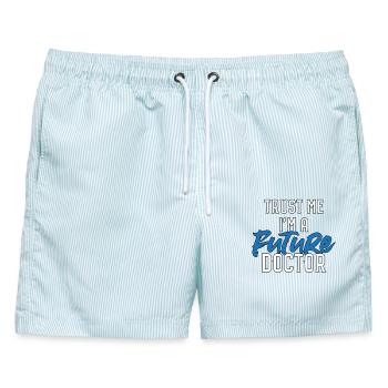 Arzt - Männer Badeshorts - hellblau gestreift - Vorne - AI Model Male 178 light (178cm)