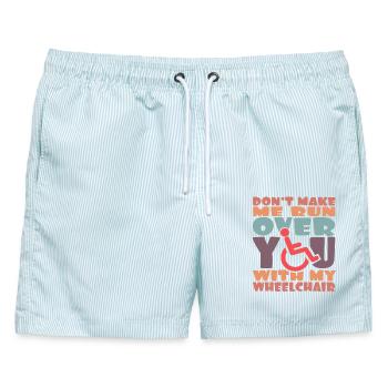 Wohlgemerkt, ich überfahre dich in meinem Rollstuhl # - Männer Badeshorts - hellblau gestreift - Vorne - AI Model Male 178 light (178cm)