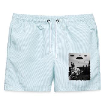 Chihuahua Auserirdisch Invasion UAP Weirdcore - Männer Badeshorts - hellblau gestreift - Vorne - AI Model Male 178 light (178cm)