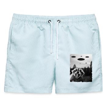 Waschbär Auserirdisch Invasion Uap Weirdcore - Männer Badeshorts - hellblau gestreift - Vorne - AI Model Male 178 light (178cm)