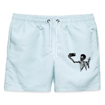 Tödliches Selfie (Schwarz) - Männer Badeshorts - hellblau gestreift - Vorne - AI Model Male 178 light (178cm)