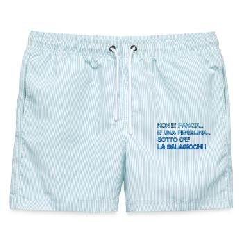 Humorvolle Phrase der Passage im urbanen Stil - Männer Badeshorts - hellblau gestreift - Vorne - AI Model Male 178 light (178cm)