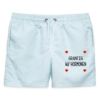WECHSELJAHRE MENOPAUSE GRANTIG HORMONE - Männer Badeshorts - hellblau gestreift - Vorne - AI Model Male 178 light (178cm)