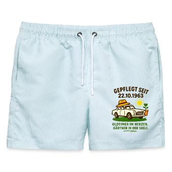 Oldtimer Herzgarten Spruch - Männer Badeshorts - hellblau gestreift - Vorne - AI Model Male 178 light (178cm)