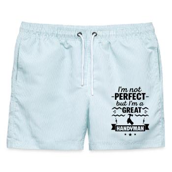 Nicht perfekt aber ein super Heimwerker - Männer Badeshorts - hellblau gestreift - Vorne - AI Model Male 178 light (178cm)