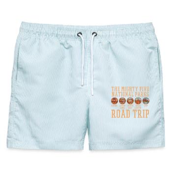 Utah Mighty Five 5 Nationalparks Trip  - Männer Badeshorts - hellblau gestreift - Vorne - AI Model Male 178 light (178cm)