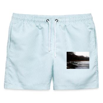 Winterufer am See - Männer Badeshorts - hellblau gestreift - Vorne - AI Model Male 178 light (178cm)