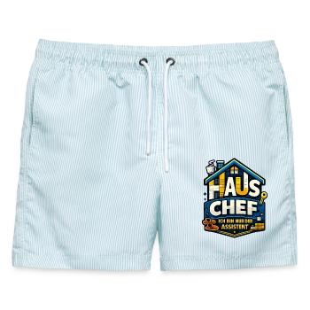 Haus Chef – ich bin nur der Assistent - Männer Badeshorts - hellblau gestreift - Vorne - AI Model Male 178 light (178cm)