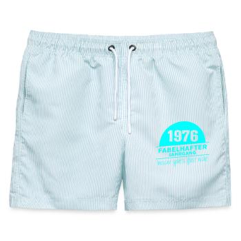 Fabelhafter Jahrgang 1976 geboren - Männer Badeshorts - hellblau gestreift - Vorne - AI Model Male 178 light (178cm)