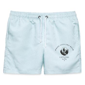 Entdecken Sie mehr – Machen Sie Ihr eigenes Wanderabenteuer - Männer Badeshorts - hellblau gestreift - Vorne - AI Model Male 178 light (178cm)