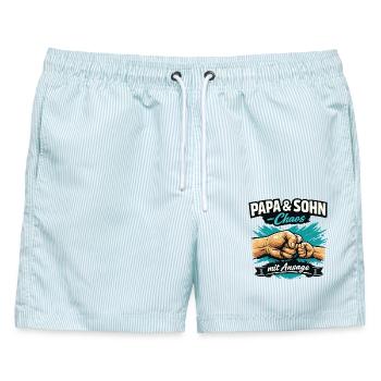 Papa und Sohn Chaos mit Ansage Statement - Männer Badeshorts - hellblau gestreift - Vorne - AI Model Male 178 light (178cm)