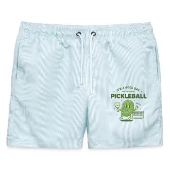 Pickleball: Es ist ein guter Tag für den Hof. Lustig. - Männer Badeshorts - hellblau gestreift - Vorne - AI Model Male 178 light (178cm)