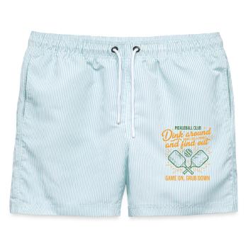 Pickleball-Spieler lieben Pickleball-Feldpaddeln - Männer Badeshorts - hellblau gestreift - Vorne - AI Model Male 178 light (178cm)