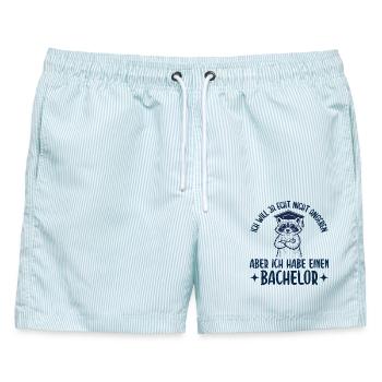 Bachelortitel Will ja nicht angeben Abschluss - Männer Badeshorts - hellblau gestreift - Vorne - AI Model Male 178 light (178cm)