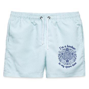 Ich bin in meiner Freizeit ein lustiger Häkelliebhaber - Männer Badeshorts - hellblau gestreift - Vorne - AI Model Male 178 light (178cm)