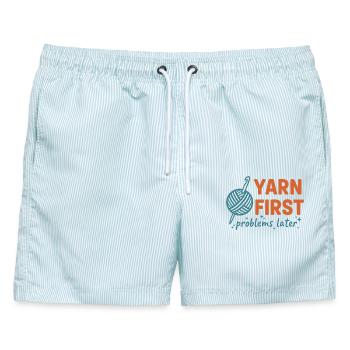 Häkelliebhaber-Garn Erste Probleme später Lustig - Männer Badeshorts - hellblau gestreift - Vorne - AI Model Male 178 light (178cm)