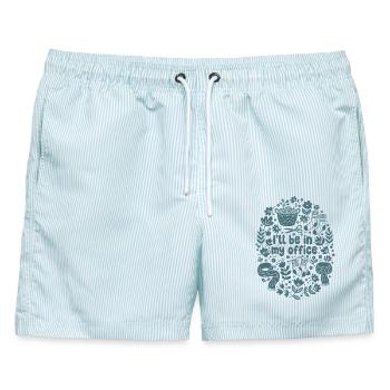 Lustiger Häkelliebhaber, ich bin in meinem Büro Garn - Männer Badeshorts - hellblau gestreift - Vorne - AI Model Male 178 light (178cm)