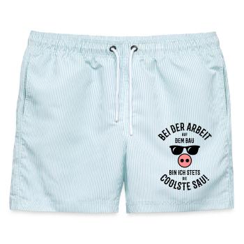 Bei Arbeit – Auf Bau – Coolste Sau (Bauarbeiter) - Männer Badeshorts - hellblau gestreift - Vorne - AI Model Male 178 light (178cm)