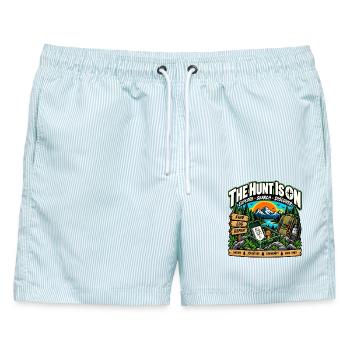 Geocaching Geschenk Outdoor Abenteuer Schatzsuche - Männer Badeshorts - hellblau gestreift - Vorne - AI Model Male 178 light (178cm)